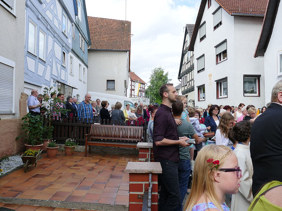 Fronleichnamsprozession durch die Straßen von Naumburg (Foto: Karl-Franz Thiede)